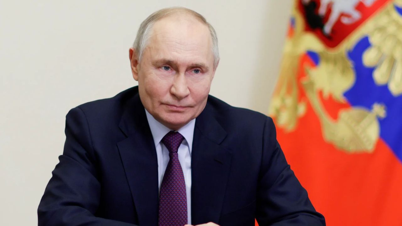 পুতিনের ‘মলত্যাগের স্যুটকেস’ রাশিয়ায় ফিরিয়ে নিল দেহরক্ষীরা